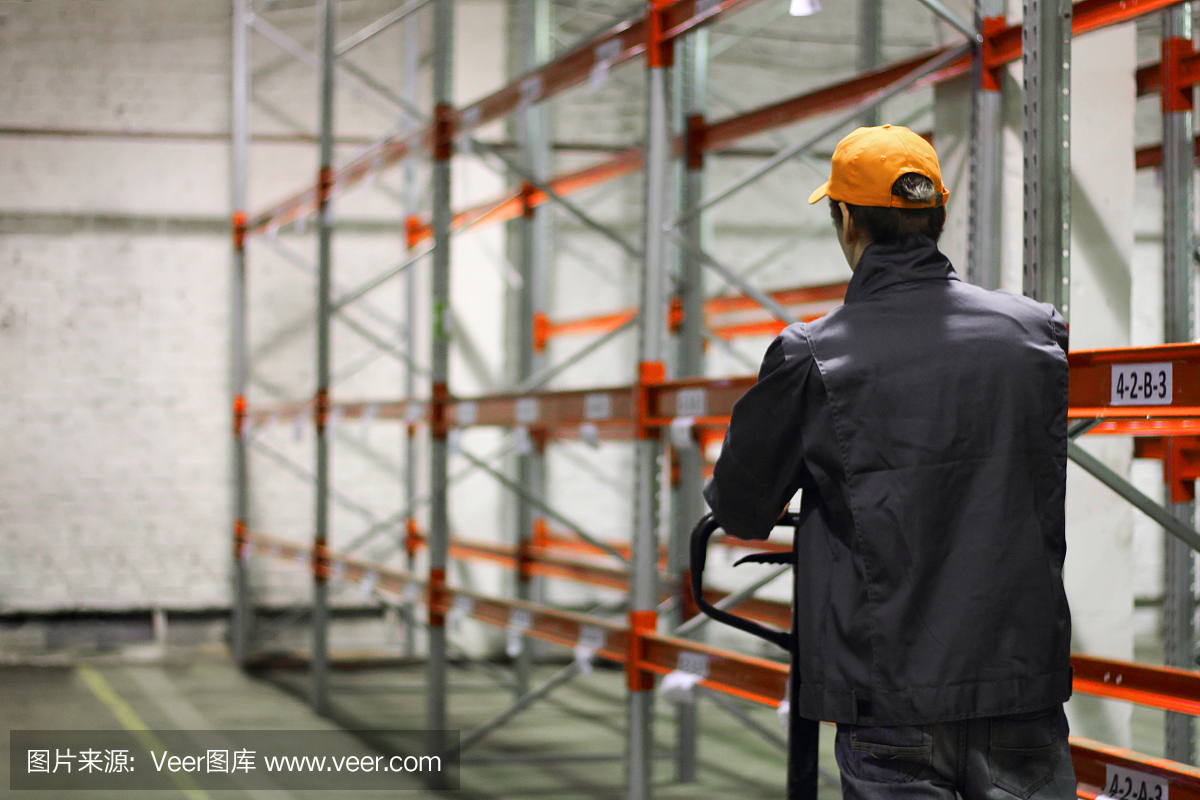 搬運(yùn)手動(dòng)液壓升降機(jī)的工人