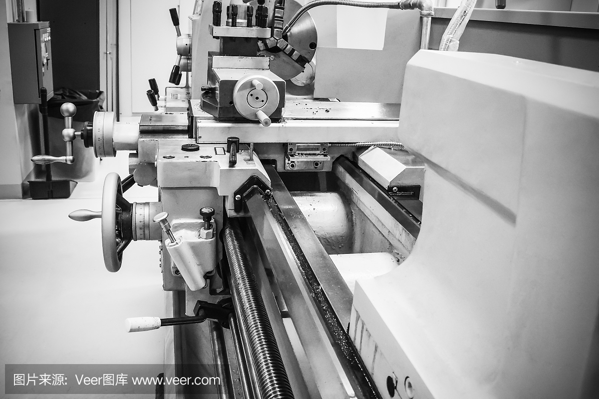 車(chē)床在車(chē)間,機(jī)器是舊的,但工作